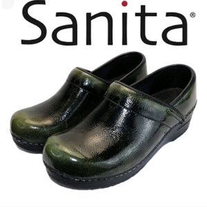 Sanita Professional Leather Dutch Clogs in shades of Green. Size 37/6.5